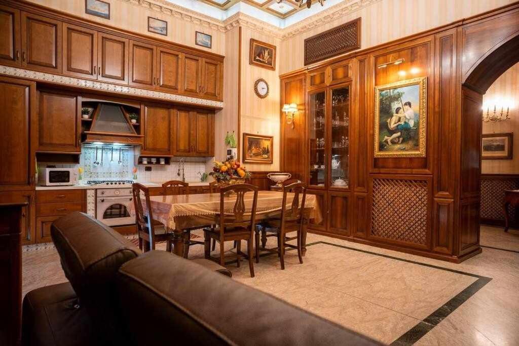 Royal Home Duomo Centro Storico 80 Mt Dal Duomo 나폴리 외부 사진